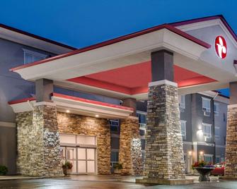 Ramada by Wyndham Moose Jaw - Мус-Джо - Здание