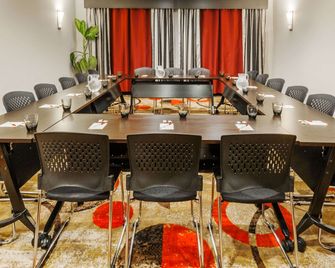 Ramada by Wyndham Moose Jaw - Moose Jaw - Sala de reuniones