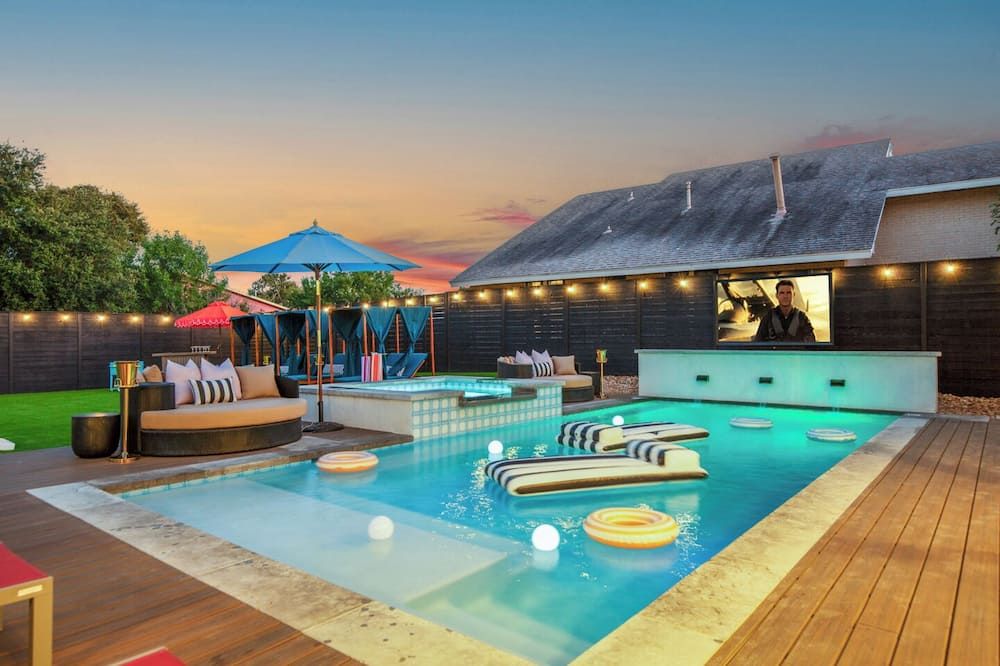 Most Epic Austin Experience! Sleeps 14 + Heated Pool + Spa + Cabanas + Speakeasy - أوستن - حوض السباحة