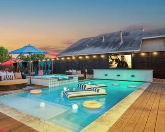 Most Epic Austin Experience! Sleeps 14 + Heated Pool + Spa + Cabanas + Speakeasy - Austin - Pool