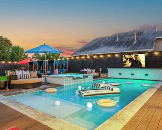 Most Epic Austin Experience! Sleeps 14 + Heated Pool + Spa + Cabanas + Speakeasy - أوستن - حوض السباحة