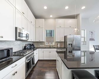 Fam Friendly 5 Bed Home Blocks To Pearl/Riverwalk! - San Antonio - Cocina