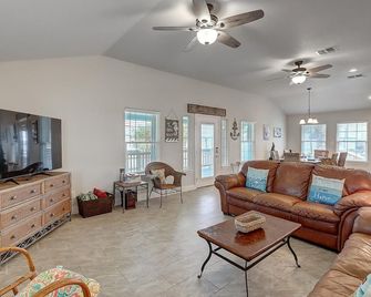 Ohana Getaway Pc613 - Pet Friendly - Port Aransas - Living room