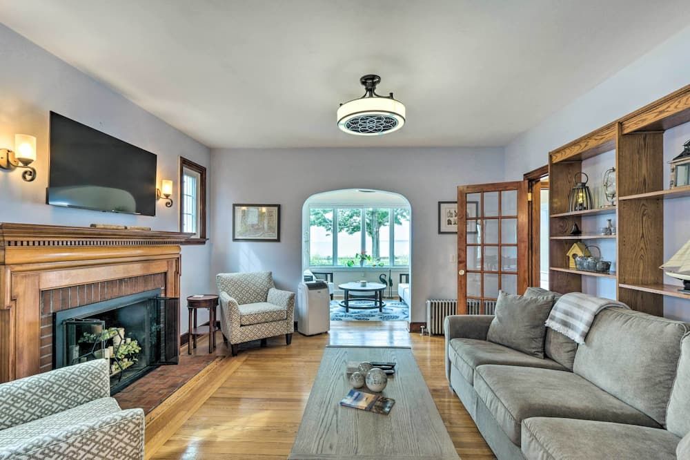 Walkable New Haven Retreat w/ Ocean Views! - New Haven - Living room