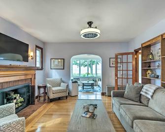 Walkable New Haven Retreat w/ Ocean Views! - New Haven - Living room