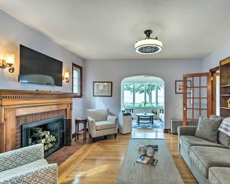 Walkable New Haven Retreat w/ Ocean Views! - New Haven - Living room
