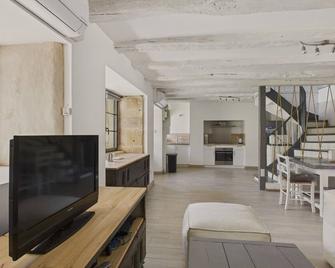 Maison pour 5 avec cour extérieure dans le centre - Saint-Léon-sur-Vézère - Sala de estar