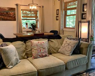 ASAP, Water and Power Available! Only 15 minutes to Asheville via Interstate. - Canton - Living room