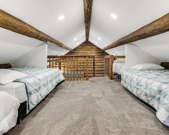 Cozy Melrose Cabin with Fire Pit Walk to River! - Melrose - Habitación