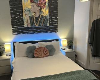 Peacock Guest House - Largs - Schlafzimmer