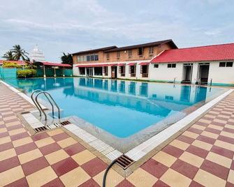 Tranquil Revtree Resort - Chikamagalur - Pool