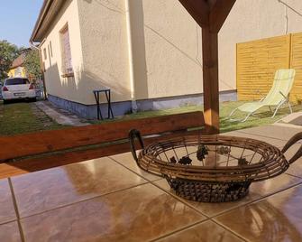 Holiday home in the city center, in a quiet place - Balatonmáriafürdő - Patio