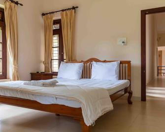 StayVista at Crystal Homestay with Breakfast & Bicycle - Gonikoppal - Bedroom