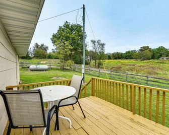 Dog-Friendly Cabin w/ Yard Near Auxvasse Creek! - Kingdom City - Balcony
