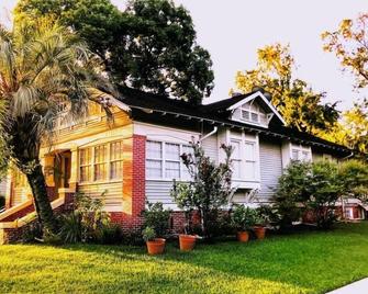 Montrose Place #4 Sum - Houston - Building