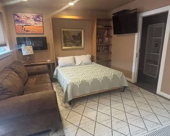 Comfortable Studio Cottage, within walking distance to downtown Livingston - Livingston - Bedroom