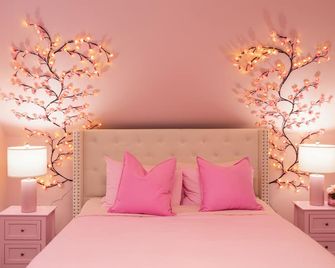 Pink Diamond Rental in Bayview area Milwaukee with WiFi, AC for pink lovers - Milwaukee - Bedroom