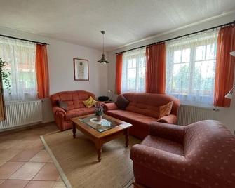 Comfortable vacation apartment for up to 2 people (75 sqm) - Neualbenreuth - Wohnzimmer
