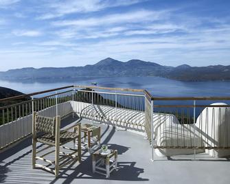 family Villa in Plaka with the most spectacular view on the island - Plaka - Balcony