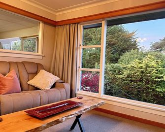 Comfort & Warmth at Stag Lodge Near Queens Park - Invercargill - Living room