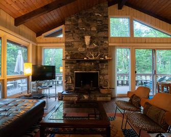 Windham Immaculate Ski Chalet with Awesome Fire Pit. Available 25/26 Ski Season! - Hensonville - Sala de estar