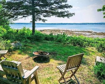 Tideside Beach House - Trenton - Binnenhof