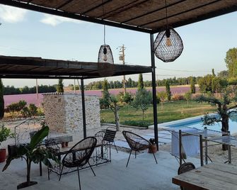 Mas Provençal Avec Piscine 8p + 1 Bébé - Lamotte-du-Rhône - Binnenhof