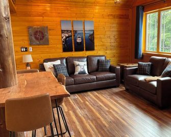 Resurrection Peaks Lodge. Lower unit, sleeps 8. Private lot and close to town. - Seward - Sala de estar
