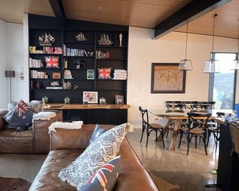 Modern farm house that has the the most incredible views only 1hr from Melbourne - Clonbinane - Sala de estar