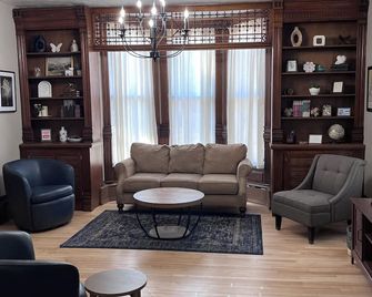 The Tower on Summit - Eau Claire - Lounge