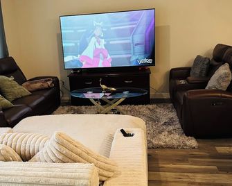 Private Guest Space & Lounge Near Jasper - Hinton - Wohnzimmer