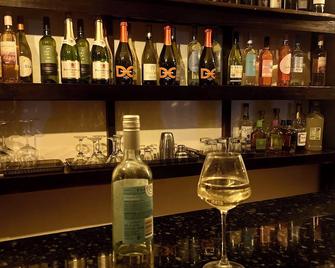 Tris Estates Hotel & Suites - Monrovia - Bar