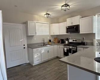 Relax in Redlands - Redlands - Kitchen