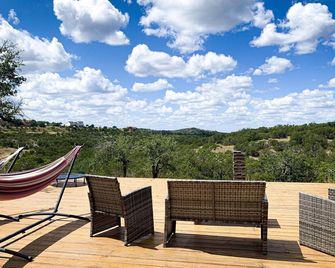 Nirvana Cabin @ 13 Acres - Stay/Shop/Yoga/Swim - Dripping Springs - Balcony
