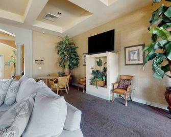 Renovated | Resort Like Condo | Salt Water Pool | Fort Myers - فورت ميرس - غرفة معيشة