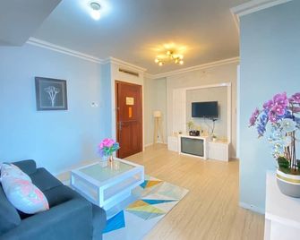 Cozy Furnished 3BR at Grand Setiabudi Apartment By Travelio - Bandung - Living room