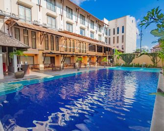 Grand Santhi Hotel - Denpasar - Piscina