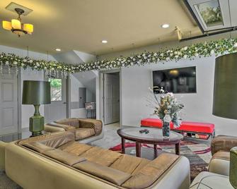 Chalet at Falling Water Close to Bike Trails - Bella Vista - Living room