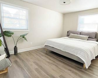 2025 Football Season ready - Remodeled 3 bedroom home, steps from Lambeau Field - Green Bay - Habitación