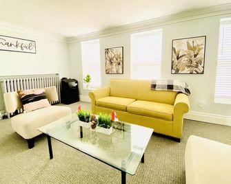 Near Niagara Falls - Niagara Falls - Living room