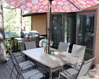 Cheerful Kathys Cabin, Hot Tub, King Bed, Airport, Snowbowl, Nau, Downtown Attractions! - Flagstaff - Patio