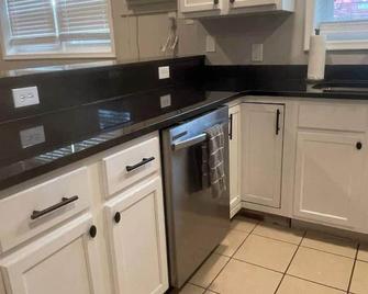 Joslyn 12-Newly Remodeled 1 Bdrm - Omaha - Kitchen