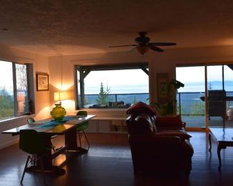 Backcountry house with the best view ! - Qualicum Beach - Living room