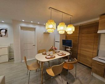 Free airport pickup for stays of 7nights or more,Myeongdong,family,1st floor, flat surface - Seül - Menjador