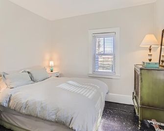 Antique Farmhouse with Modern Updates in West Tisbury - West Tisbury - Habitación