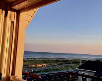 Light-Filled Apartment with Beach Views - Queens - Balkon