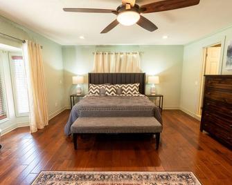 Heber Springs Home w/ Heated Pool! Walk to Sandy Beach & Greers Ferry Lake! - Heber Springs - Schlafzimmer