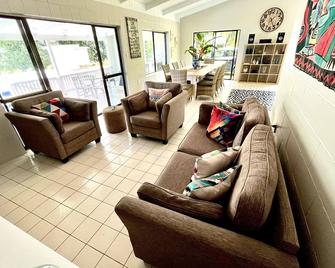 Tereora Heights Pool 3-Bedroom Private Retreat - Avarua - Living room