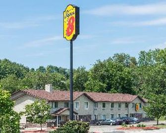 Super 8 by Wyndham Delmont - Delmont - Edificio