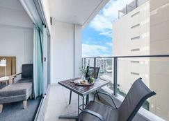 Experience the Best of Darwin from this King Suite - Darwin - Balcony